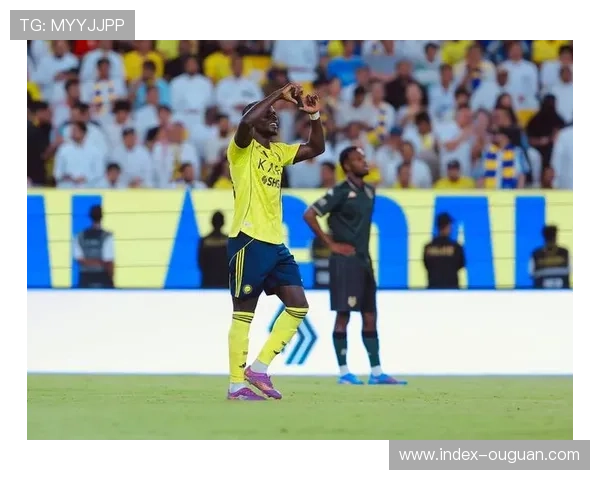 利雅得胜利客场更衣室庆祝八连胜，C罗与队友合影留念